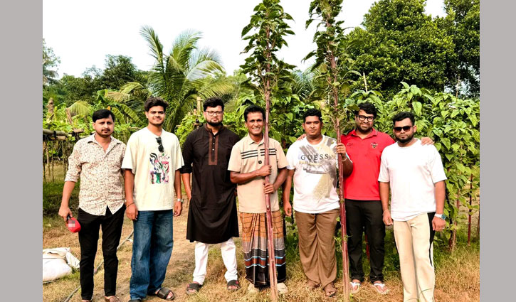 পূবাইলে ১০ ফুটের শাকের ডাটা দেখতে ভিড় করছেন দর্শনার্থীরা